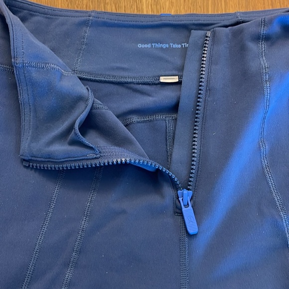 Lululemon size 4 with zipper at the front - Picture 5 of 8
